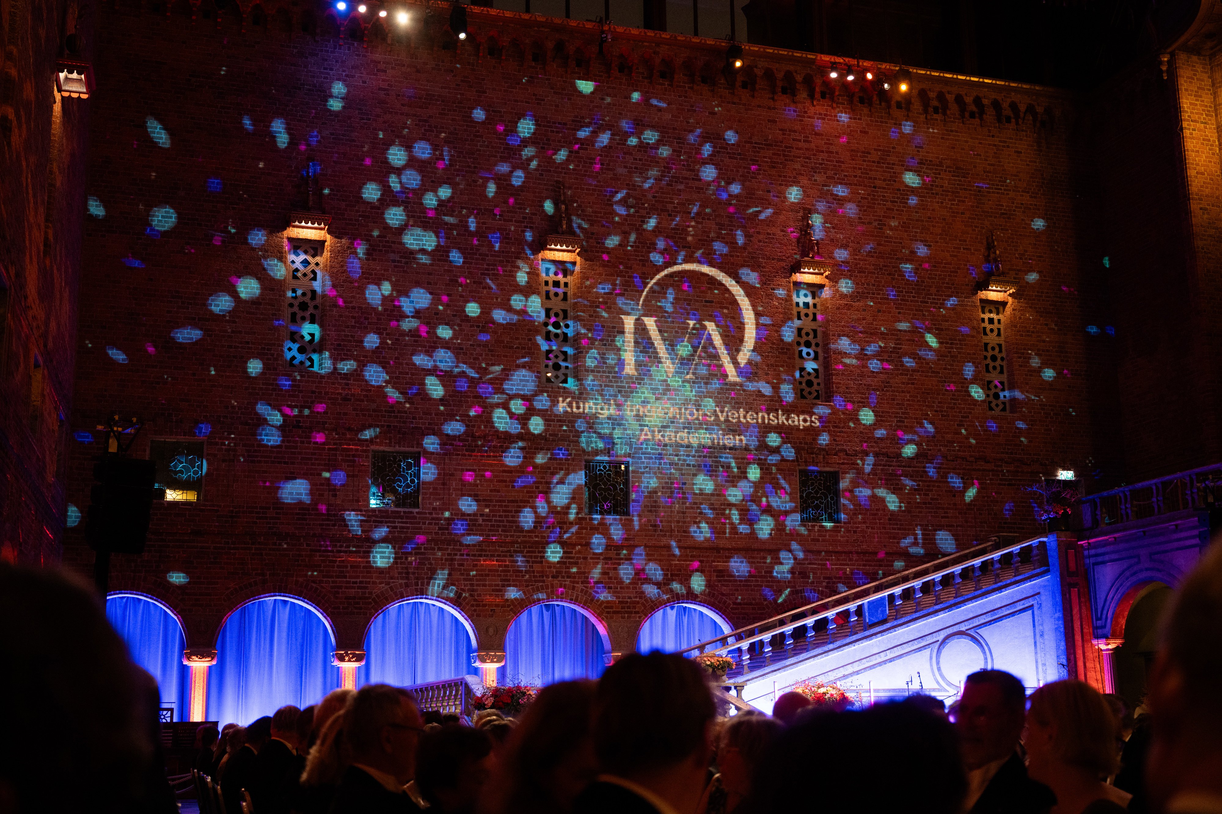 IVA-logga projicerad på vägg i Stadshuset