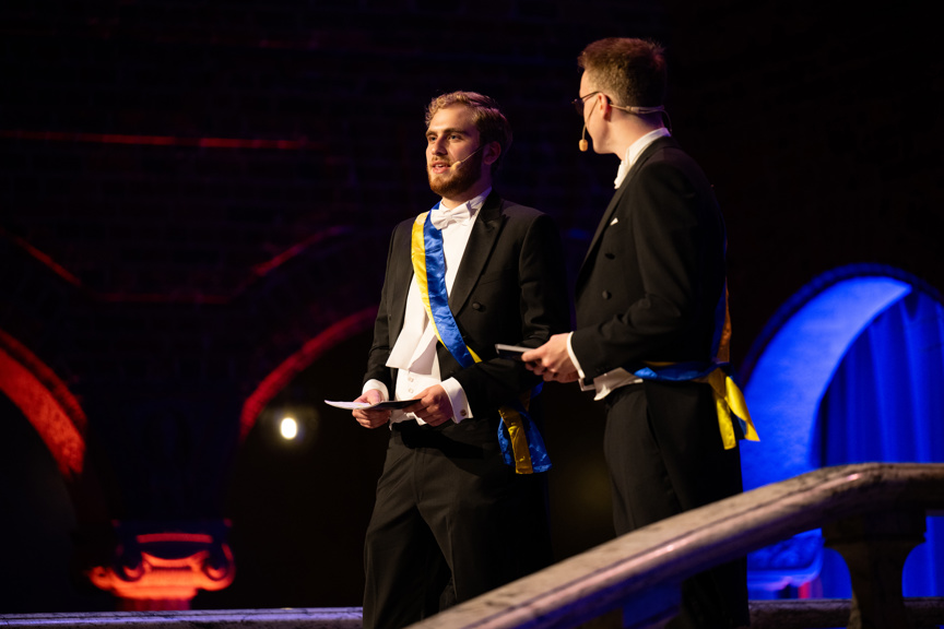 Oliver och Benjamin i frack och bl&aring;gula band