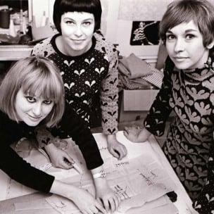 tre kvinnor i mah-jong-kläder