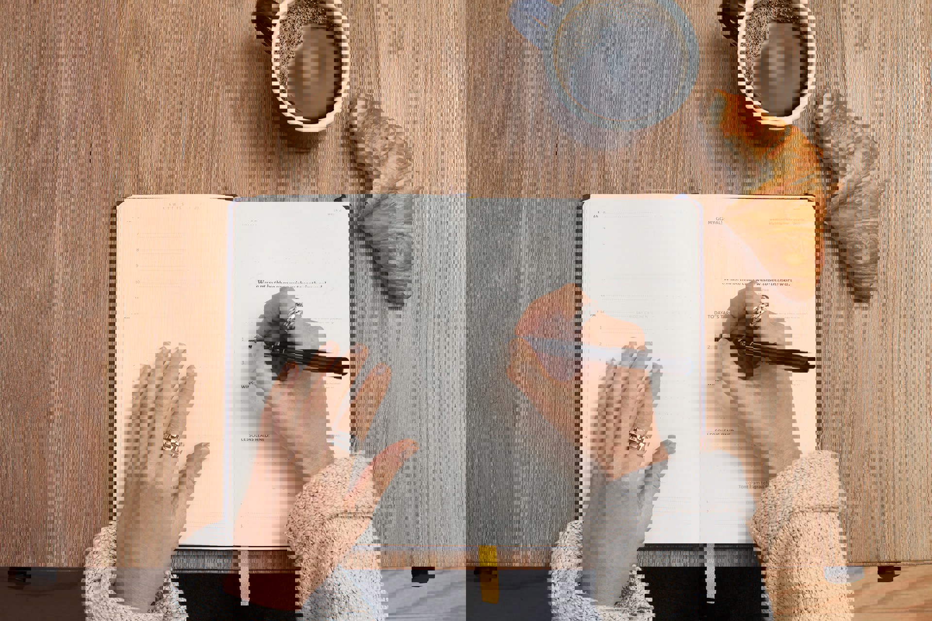 skrivbok och kaffekopp 