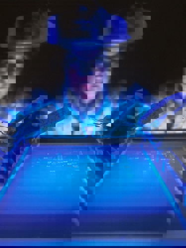 kvinna som håller forskningsinstrument