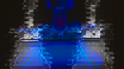 kvinna som håller forskningsinstrument