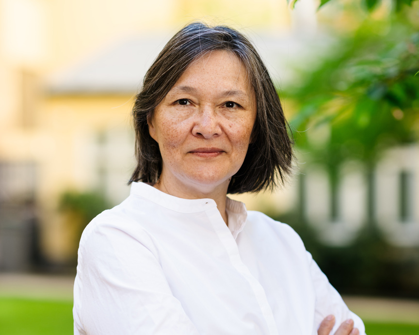 Sylvia Schwaag Serger halvkropp i vit skjorta