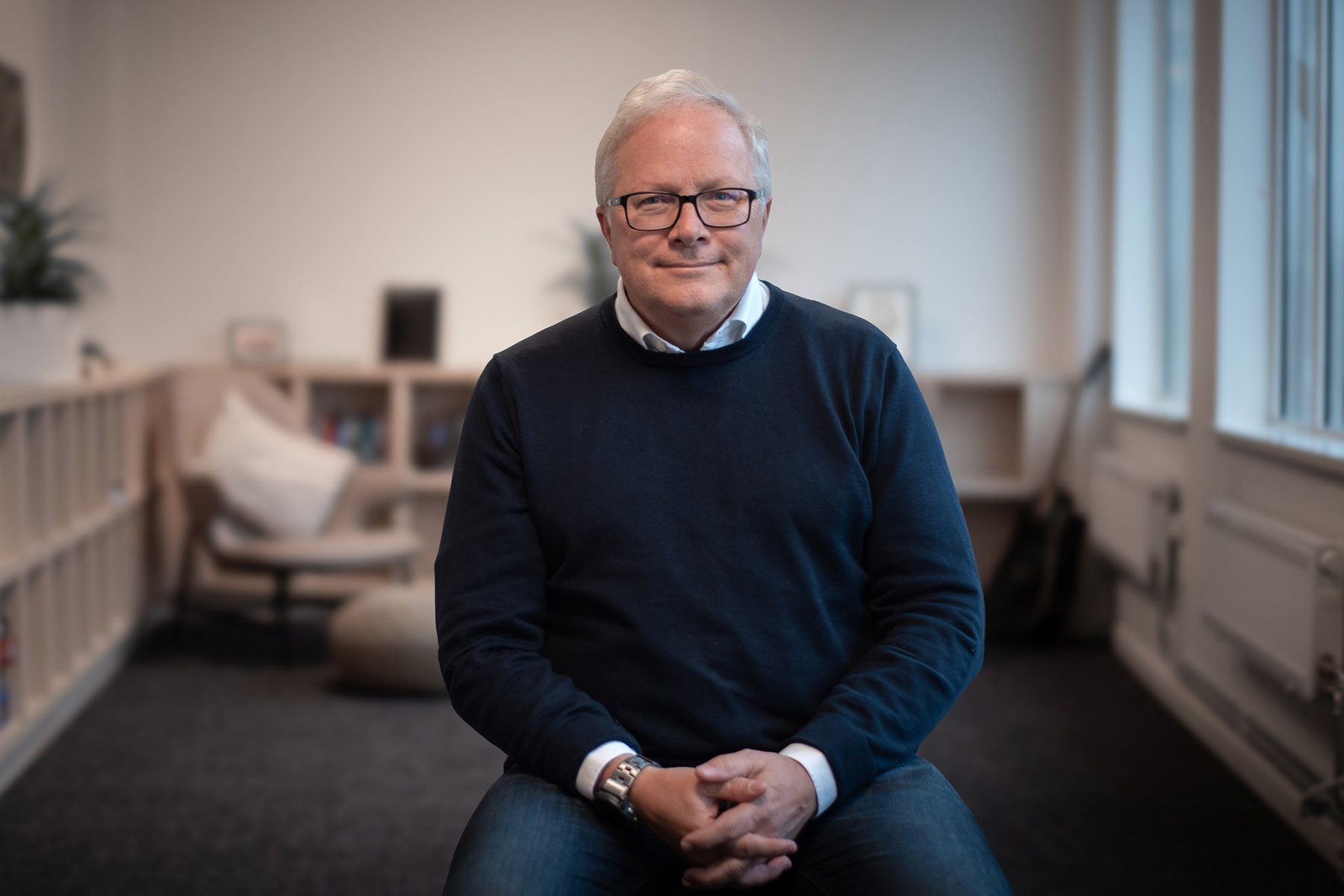 Sittande Staffan i kontorsmiljö