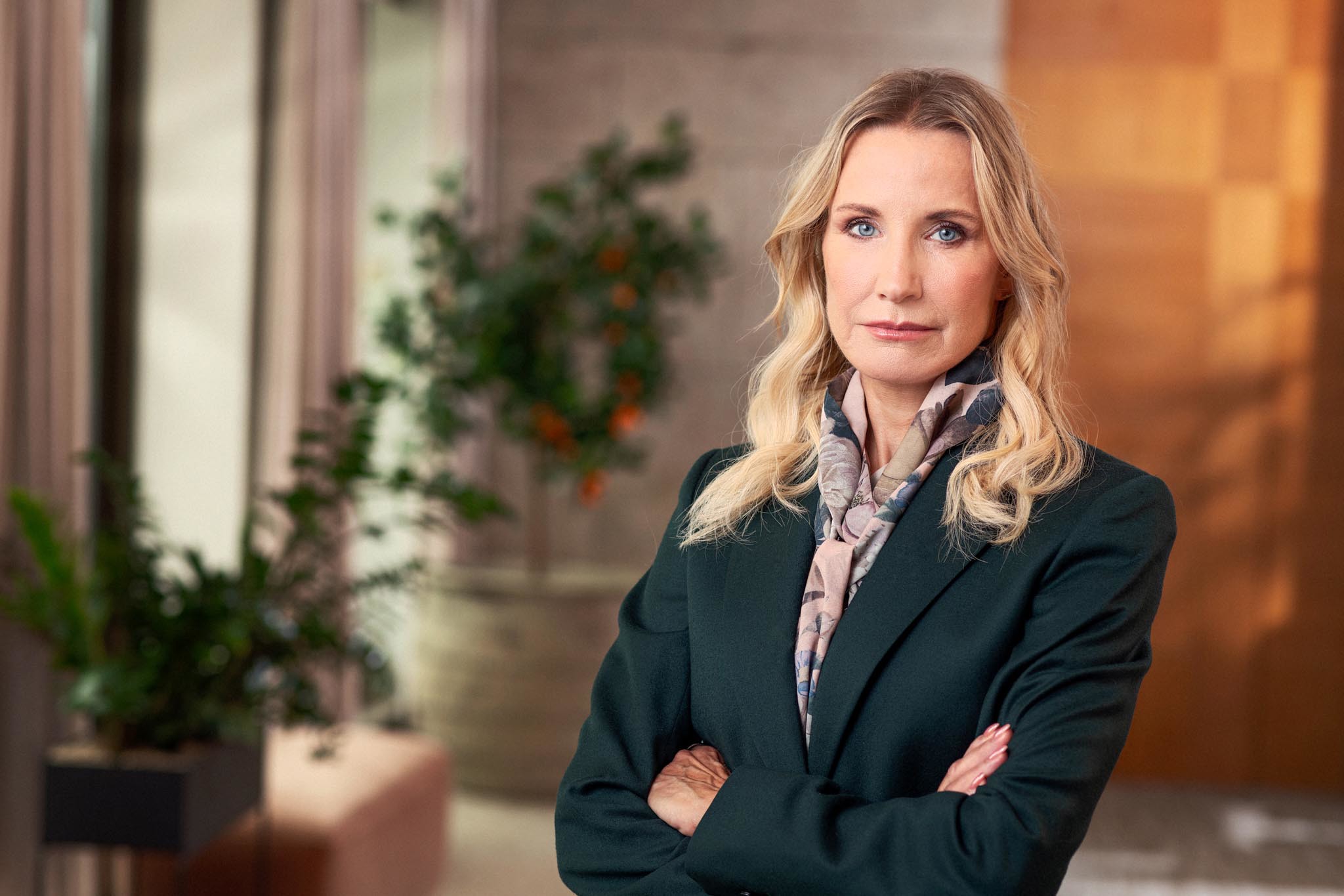 Pia Sandvik, allvarlig med armar i kors