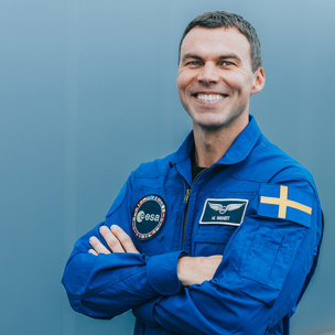 Wandt i blå overall med svensk flagga