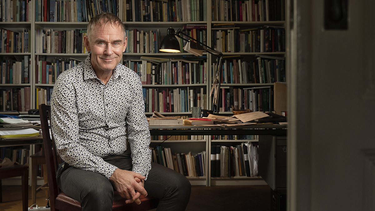 Sverker Sörlin med bokhylla i bakgrunden